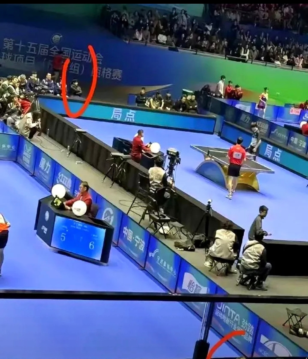 赛场上发生了意想不到的战术调整，球迷惊呼连连！(全场比赛战术)